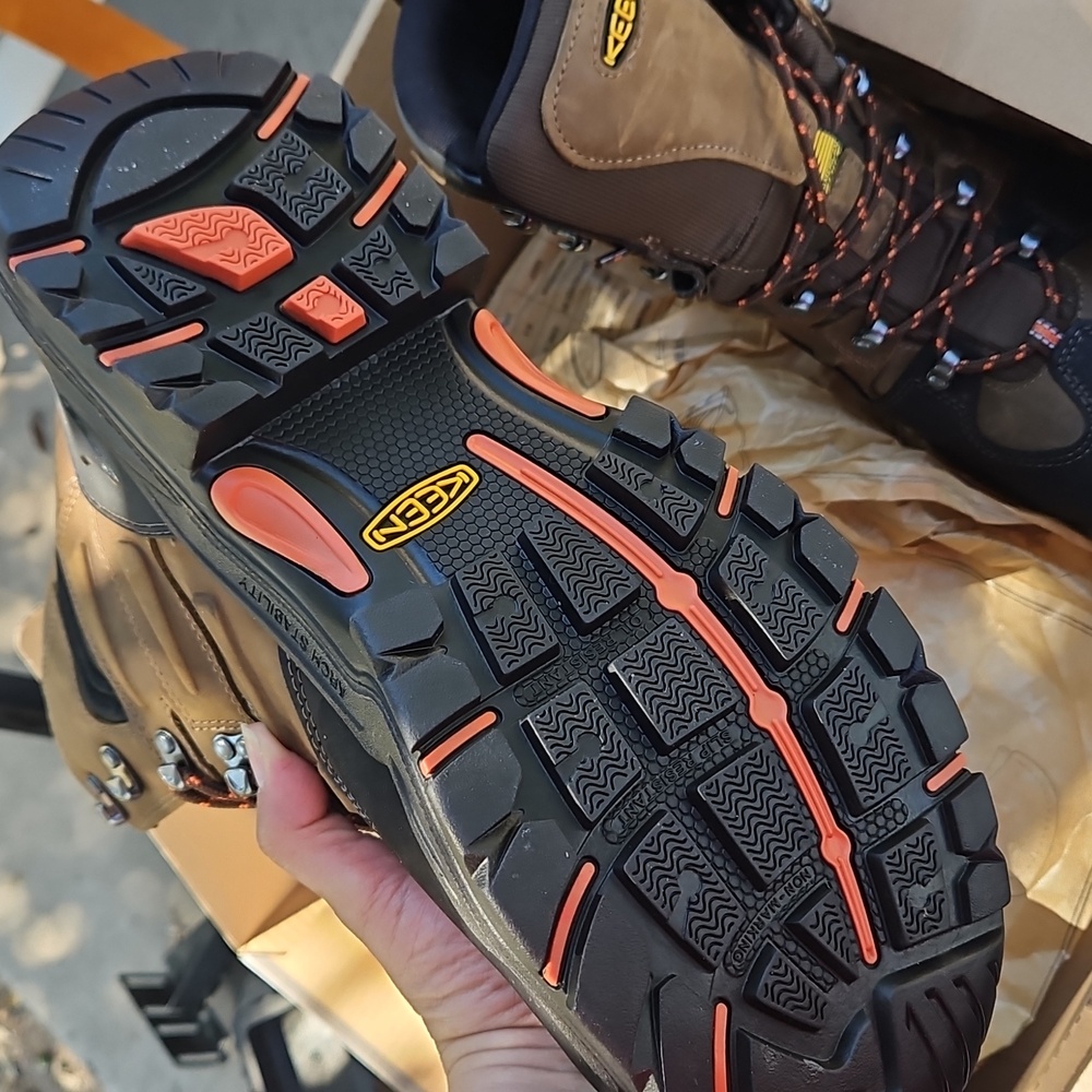 KEEN Men's Black and Tan Outdoor Boots New 11.5 - Picture 3 of 3